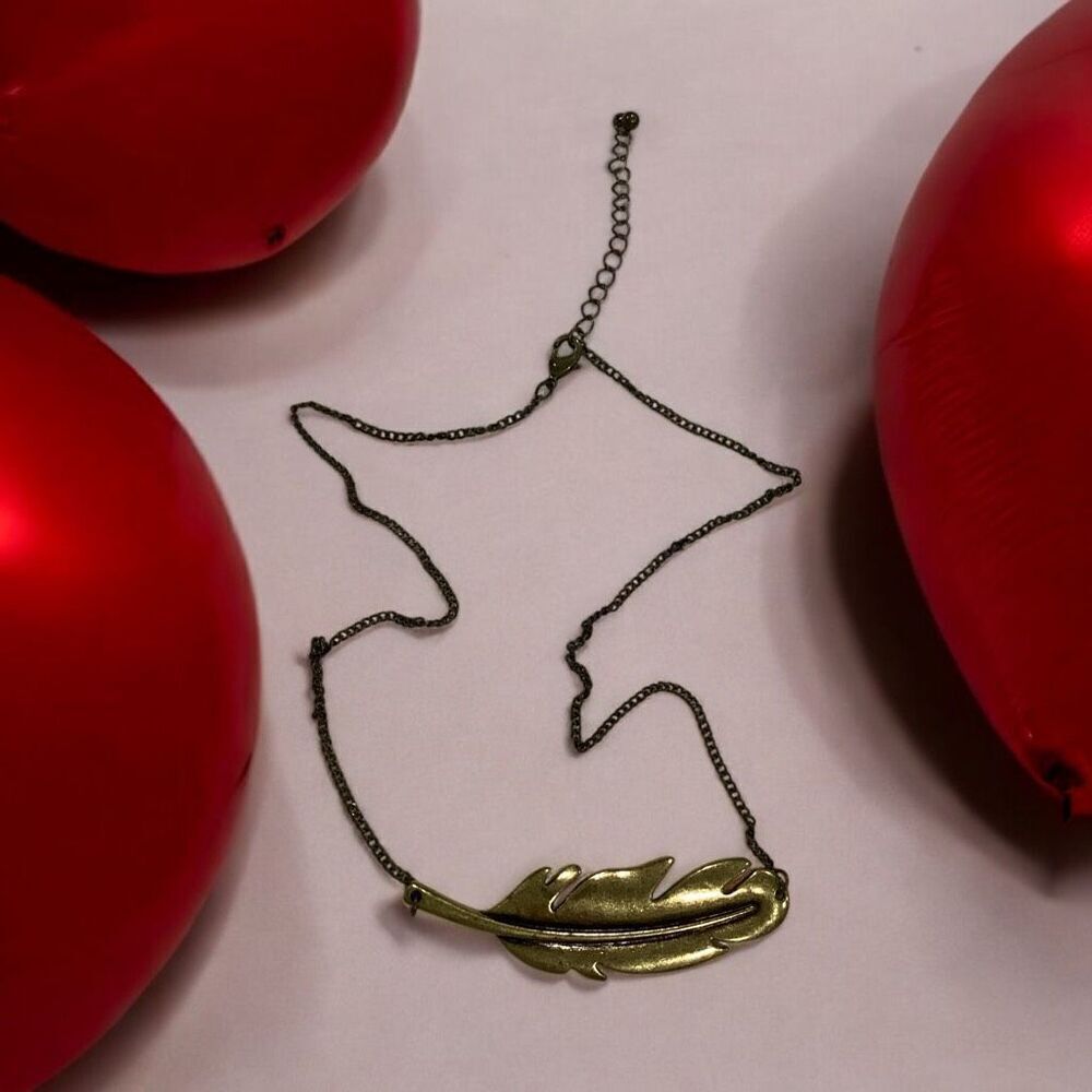 Vintage Gold Tone Leaf Pendant Necklace